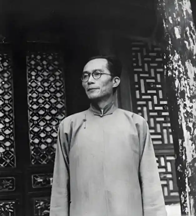 1949年，梅贻琦不顾学生们的苦苦挽留，毅然南渡，临走前，他说道:“我若留在大陆