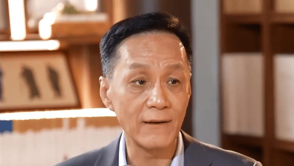 北京这天，靳东满脸皱纹，甄子丹气质突出，张凯丽笑容僵硬