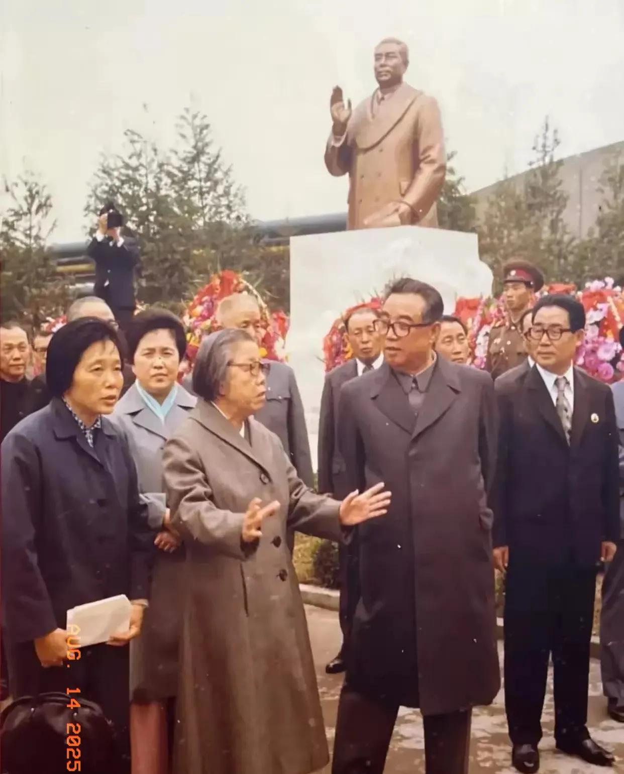 珍藏版的照片。
1979年，邓颖超访问朝鲜，出席周总理铜像的揭幕仪式，当邓大姐看
