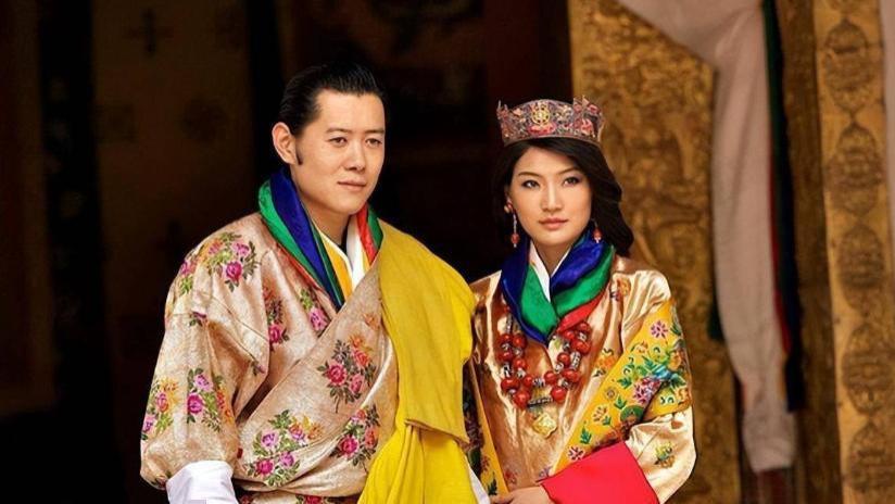 不丹王妃：身穿粉色裙子现身，颜值超高，丈夫不爱她，儿子爱她