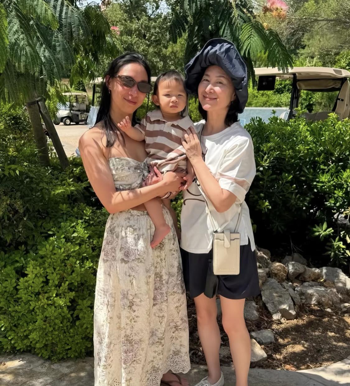 何超琼与干女儿一家外出度假，一身休闲打扮戴着遮阳帽，与往日叱咤风云女赌王形象有很