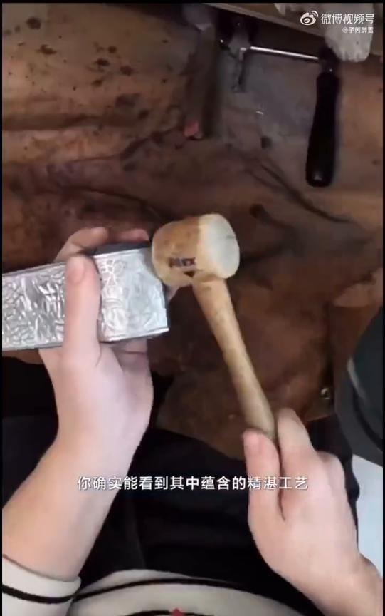 走进高级手工坊。
王一博。
我还记得刚看到这个系列时就惊叹于它精美的廓形，你确实