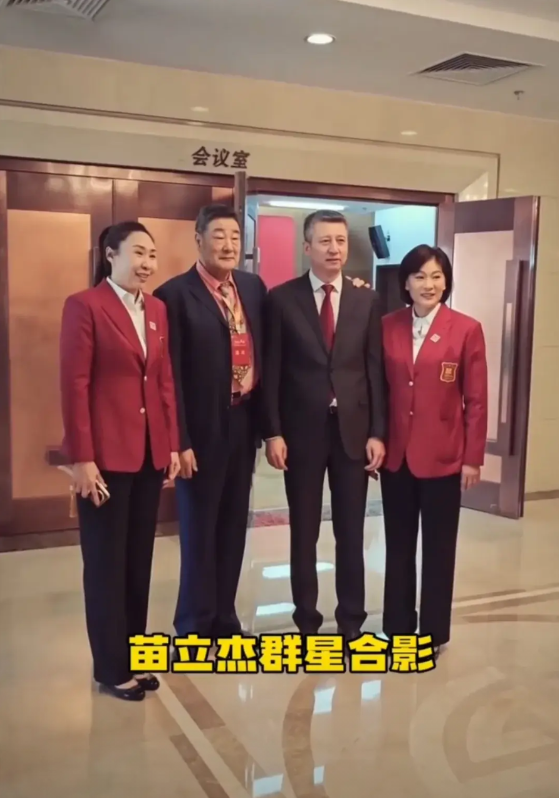 群星荟萃的篮球名人堂入堂仪式，多少杳无音讯的巨星都难得现身。
走在最前方的大姐大