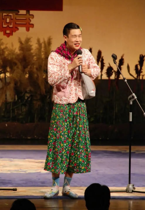 小沈阳的女儿沈佳润近期以歌手身份在韩国出道![送心]她以韩式浓妆、脏辫造型亮相，