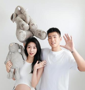 山西男篮球员范汇鎏官宣妻子怀孕，他配文写道：二人世界的最后一个生日！
范汇鎏打球