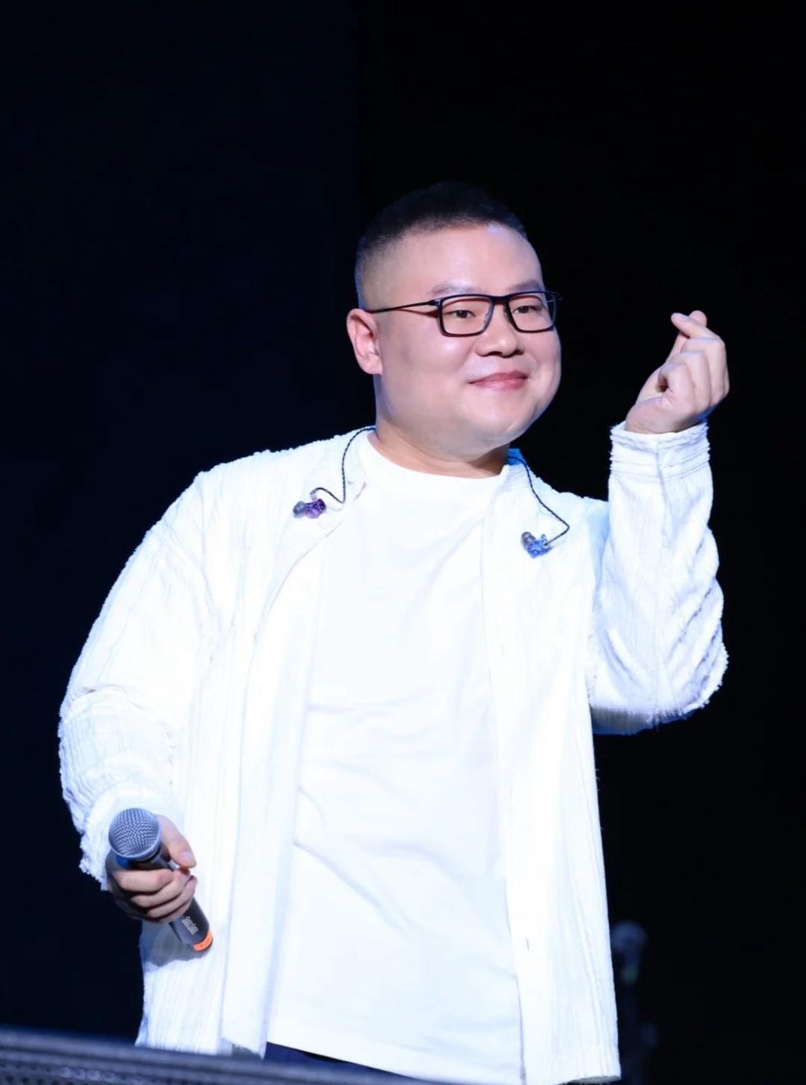 我问老公，
岳云鹏唱歌跟专业的歌手比差远了，
可是为什么还有这么多人去看？
没想