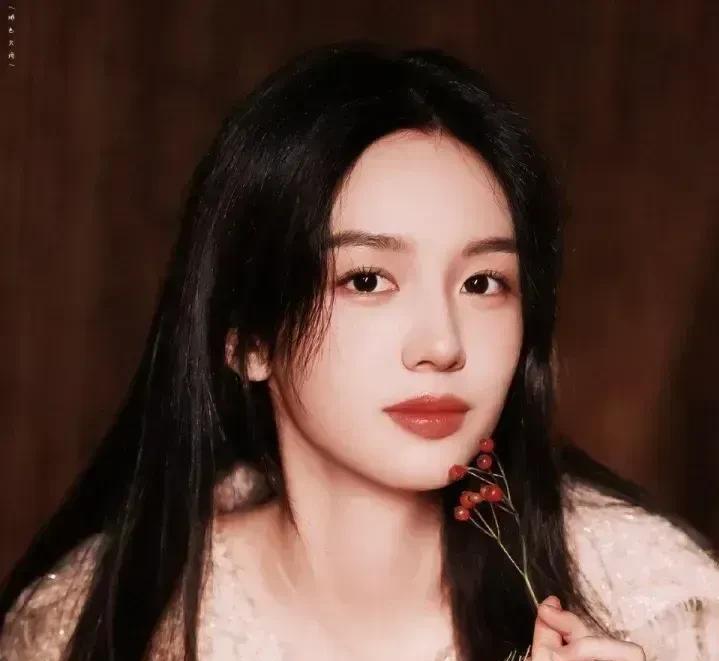 1998年，周也在重庆出生，是个地道的汉族妹子，后来从北京电影学院表演系毕业，一