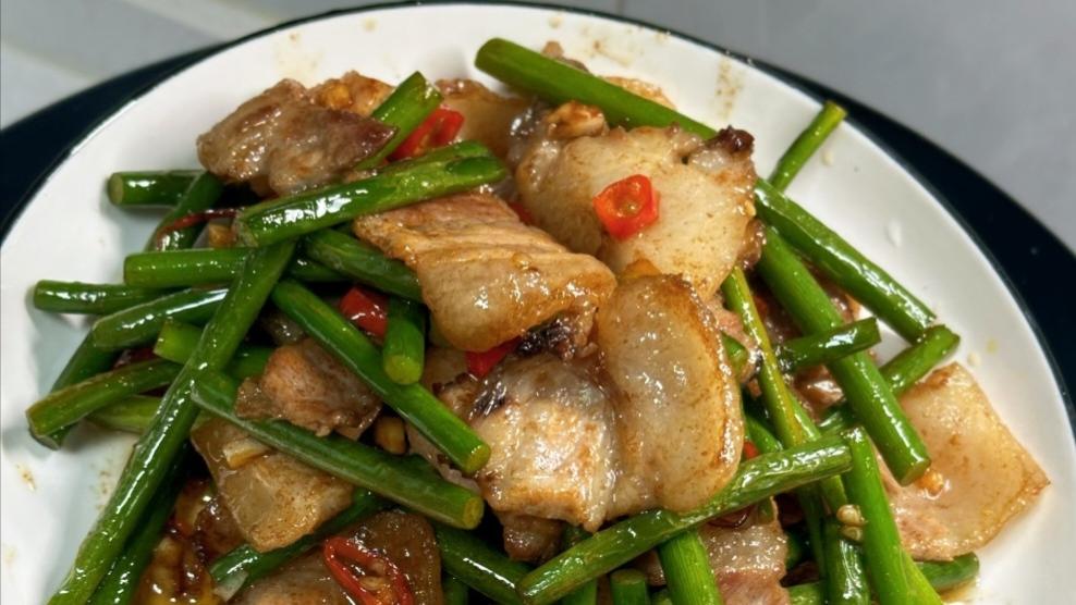 下班回家不知道吃啥？这道蒜苔炒肉保你三碗饭打底！