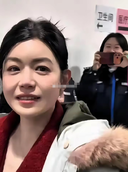 40岁脸没垮，她只做3件事
​​陈妍希在央视镜头里没滤镜，苹果肌还在线。
​​不