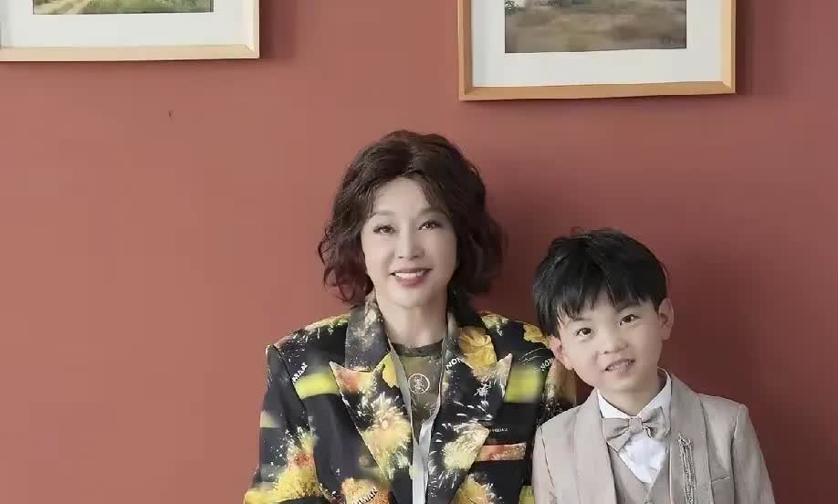 刘晓庆，激动发文！25年4月12日，74岁的刘晓庆突然在社交平台激动发文，字里行