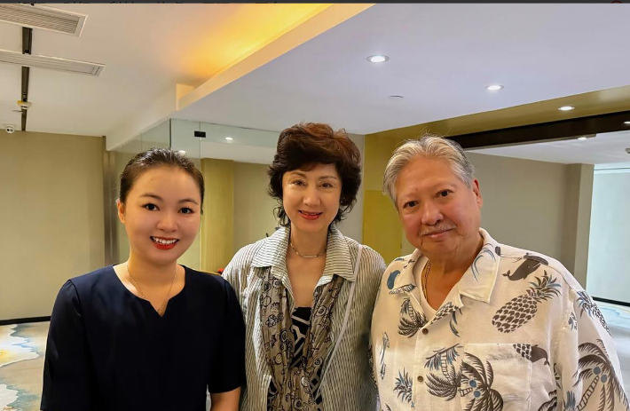 洪金宝和妻子在汕头一家酒店被偶遇，高丽虹真的太美了，打扮很洋气，她比洪金宝小了1