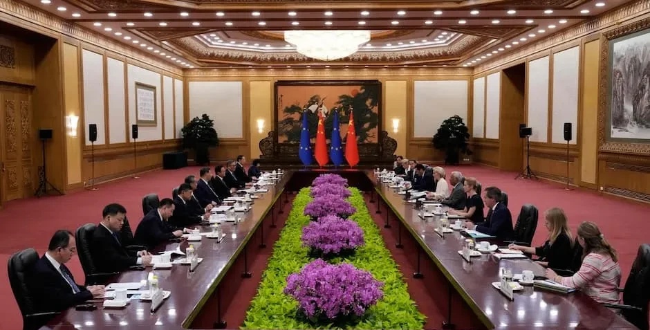 周四，欧盟委员会主席乌尔苏拉·冯德莱恩和欧洲理事会主席安东尼奥·科斯塔前往北京，