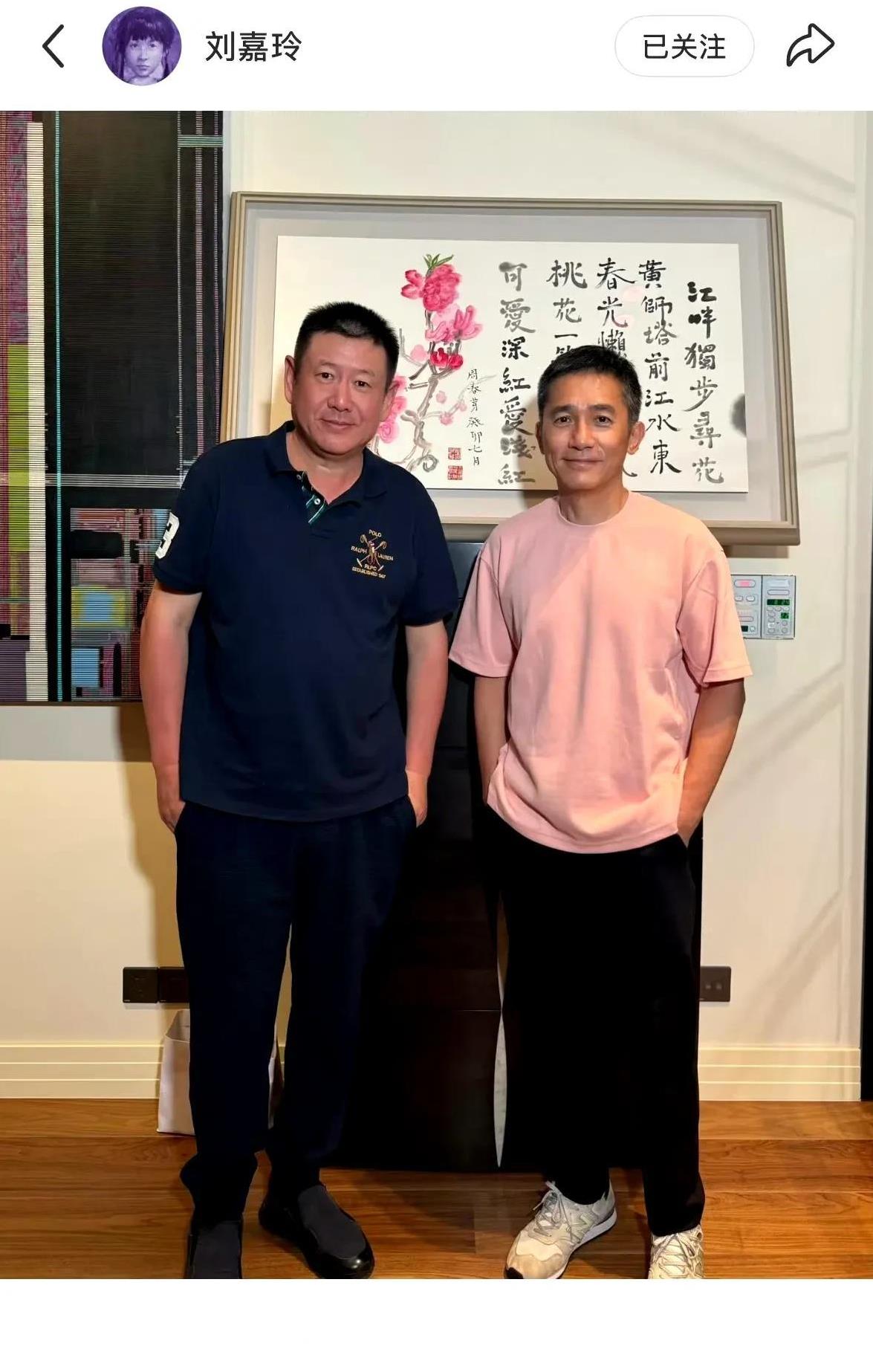 哈哈我上次看梁生，是他和华仔一起主演的电影首映礼，梁生是真的会抠手抠衣服，社恐怪