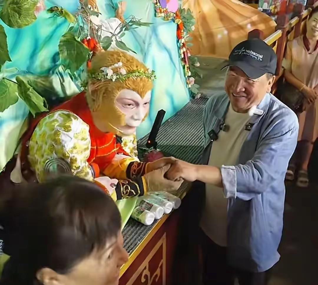 6月24日，74岁的姜昆与67岁的巩汉林夫妇到动植物公园放松，偶遇网红“雪饼猴”