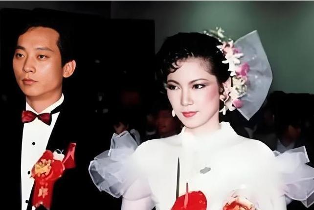 1985年，叛逃至台湾的飞行员萧天润和台湾美女主播张德芬结婚了，婚礼上，萧天润满