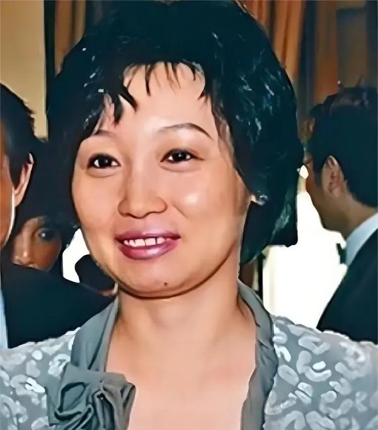 在宗家的官司上，不管谁赢，看客当中，无外乎形成两股流。原配们都会为施幼珍呐不平，