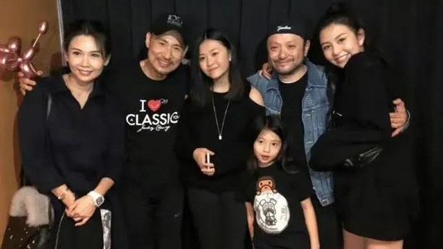 56岁邱淑贞和老公沈嘉伟罕露面，捧场张家辉新电影，女神气质依旧