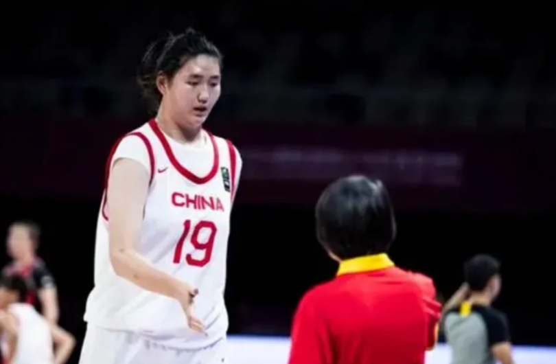 女篮挖天才内线！身高2米23！3场42连中！攻守强悍，速度仍有保障
	
张子宇在