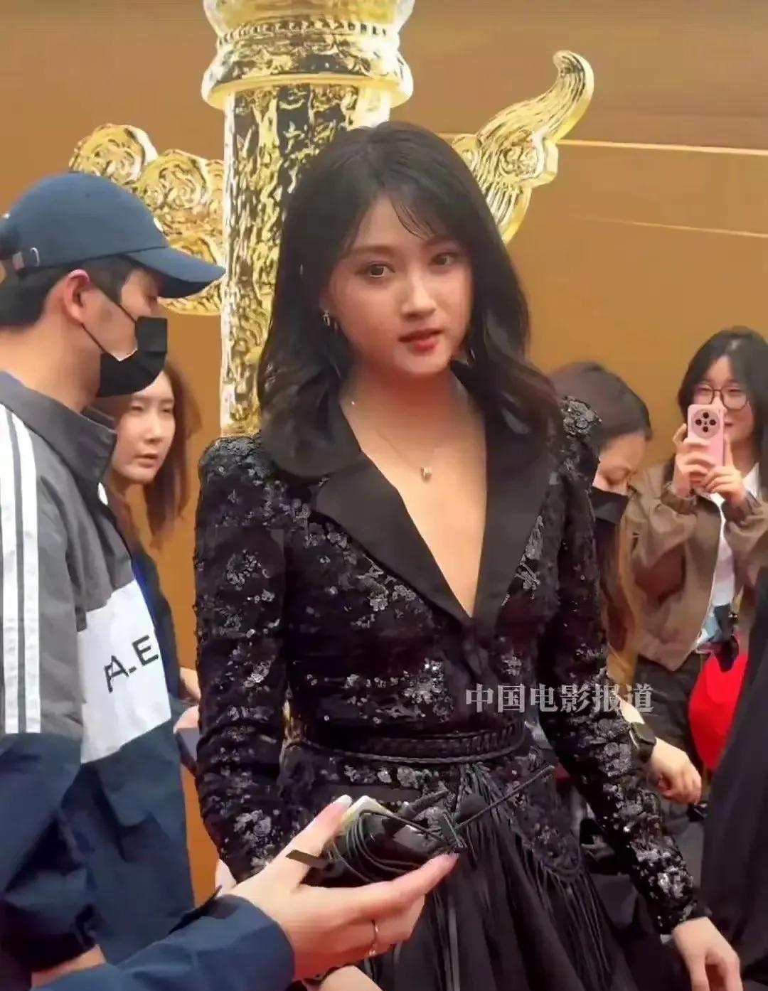 开始怀疑，关晓彤这是在故意扮老吗？
你们觉得，关晓彤这个造型好看吗？
不到30岁