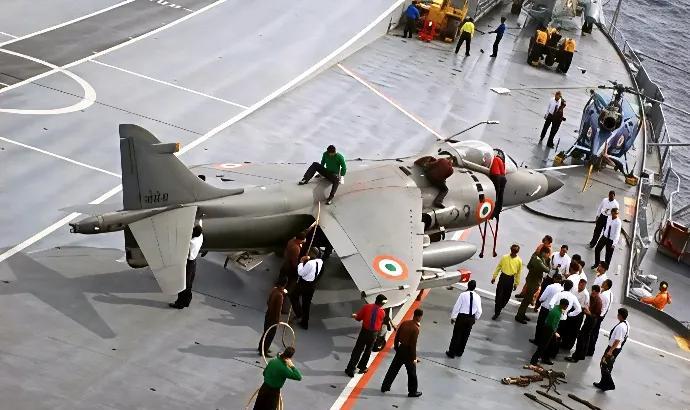 印度航母的拖拉机和挡焰板两个梗，简直无人不知无人不晓。其实它们都来源于两艘印度的