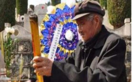 儿子牺牲34年之后，父亲通过捡垃圾为路费才得以在烈士陵园看到儿子的墓碑，看到儿子