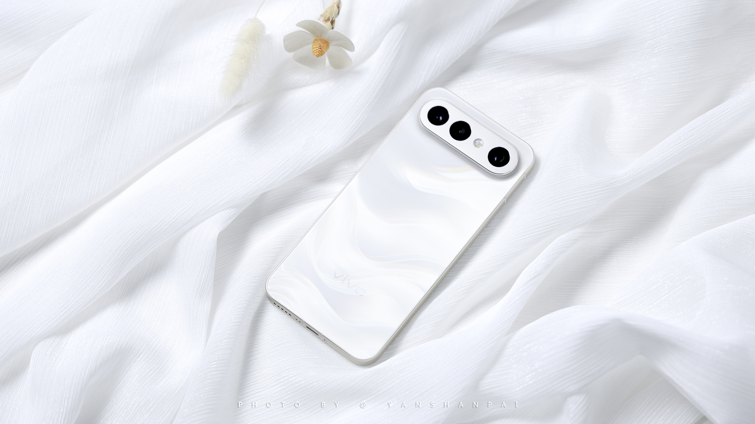 vivo S50 Pro mini也拿到了，而且还是主打的“告白”配色，不仅不同