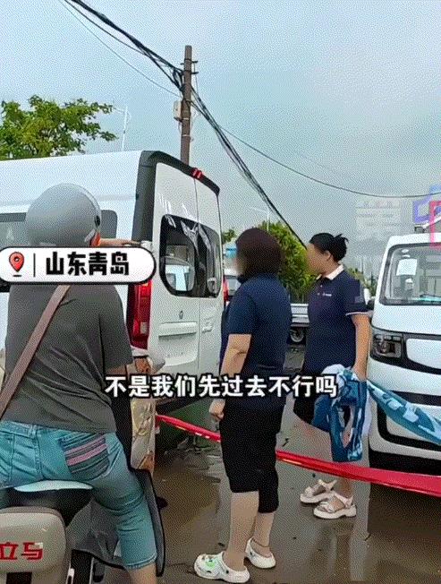 太没人情味了！8月29日，山东青岛突发暴雨，导致不少路段的积水严重，期间一女子骑