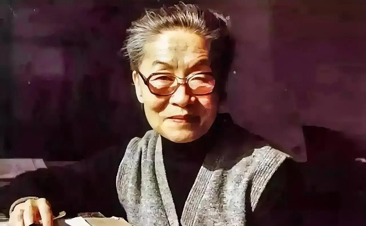 杨绛先生说：“不要过度窥探你的老公，好的婚姻都是各过各的，绝对的忠诚是不存在的。