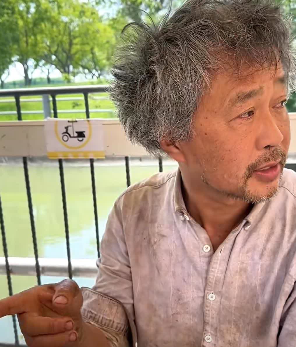 可怜的沈巍！他坦言对自己的父亲恨到咬牙切齿的地步！

沈巍在视频中说：他的人