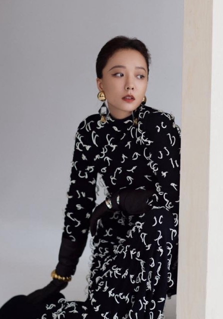 王珞丹终于改风格！
一袭印花连衣裙秀曲线，美出新高度！ ​​​