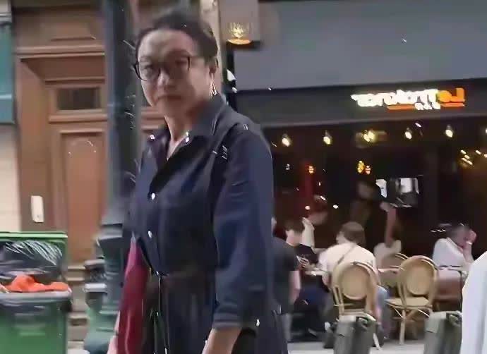 金星在法国街头被偶遇，身材发福，现在长的越来越像男人了。法国果然是个开放之地，这