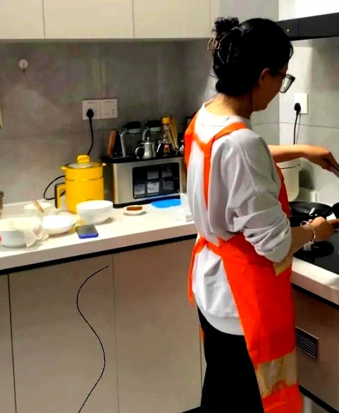 我大姑子在我家当住家保姆，包吃包住每月4800。
现在外头租个单间都要两千起步，