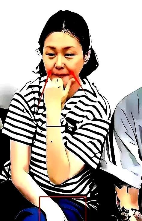 她人坐在光头身边，思想跑到了千里之外，他俩是夫妻，但明显不和谐，她显得很孤单很压