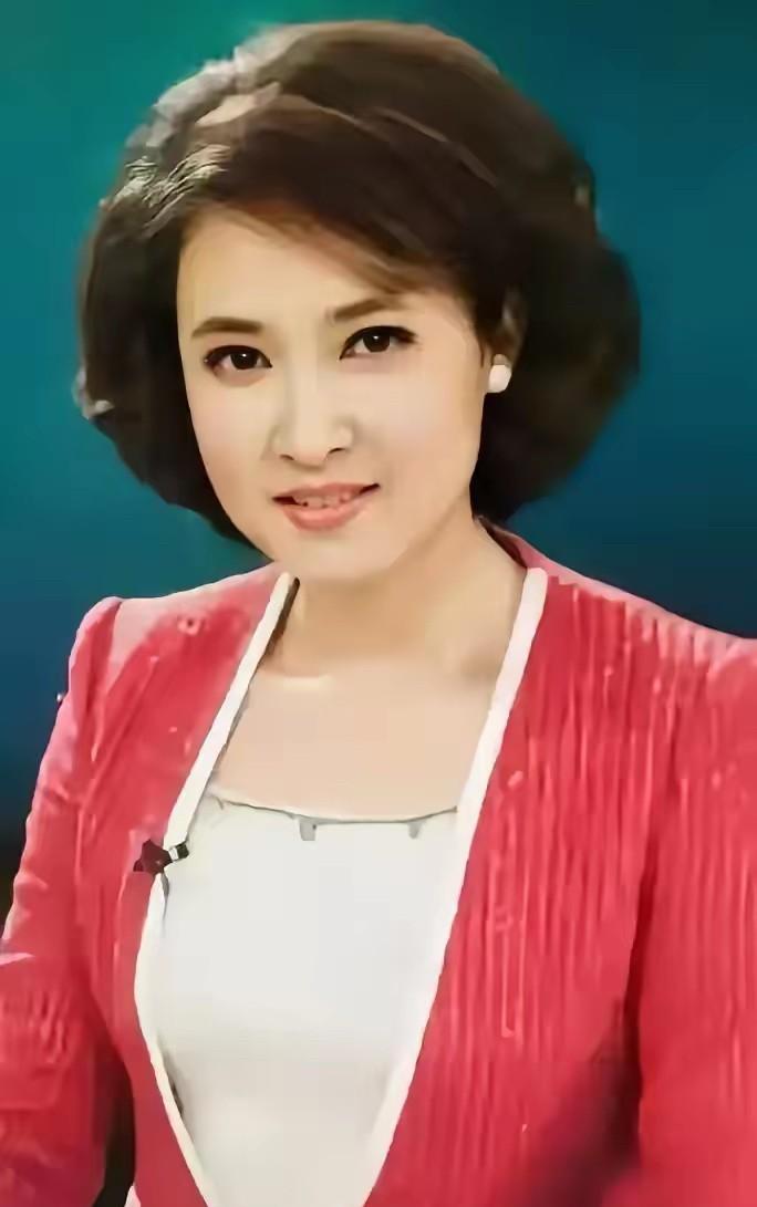 不管怎么看，桑晨是央视里比李红都要好看的一个主持人，五官精致大气，面相温和，看着