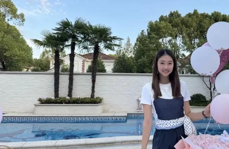 9月21日，网友发现马伊琍女儿在社交平台晒生活照，令人不禁感叹其基因强大。照片里