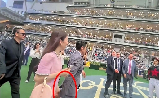 我发现一个事！

方媛是实打实的花瓶！

你看他和郭富城一起出席活动一个细节你就