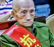 1945年5月，曾岳峰负伤掉了队，却偶然发现100多名日军在吃饭，他架起机枪，一