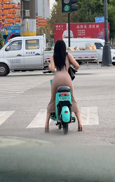 这电动车真是骑出来技术了，一般人还真不会这样骑

