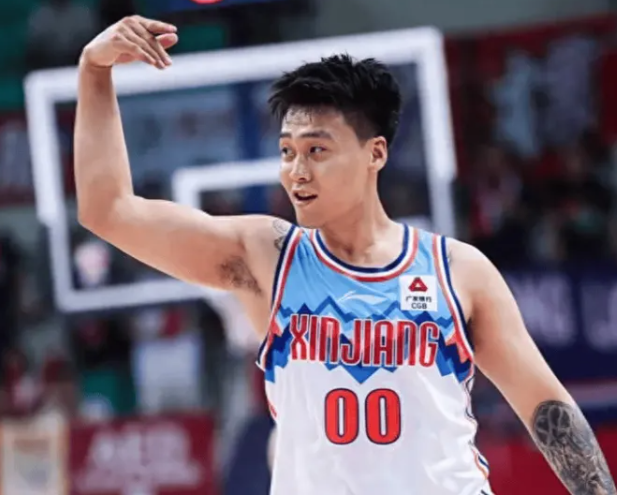 许利民在谈到赵睿时表示：引进赵睿时其实也在犹豫，因为去年他在新疆受到了伤病困扰，