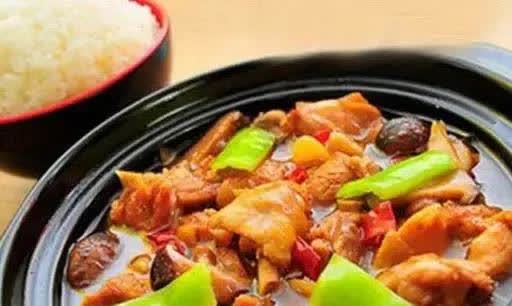 媒体报道了多家杨铭宇黄焖鸡连锁店后厨食品安全问题，顾客吃剩的菜回收再加工，香菇酸