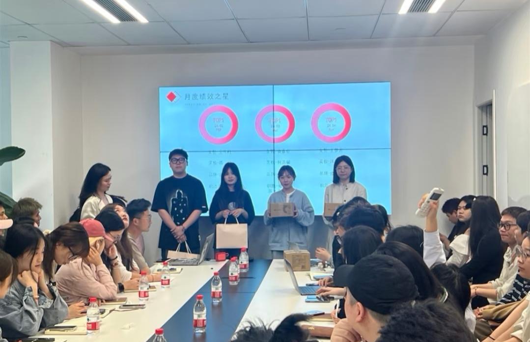 企业与员工到底是什么关系？雇佣关系？还是买卖关系？似乎都有，这种关系本就是基于利
