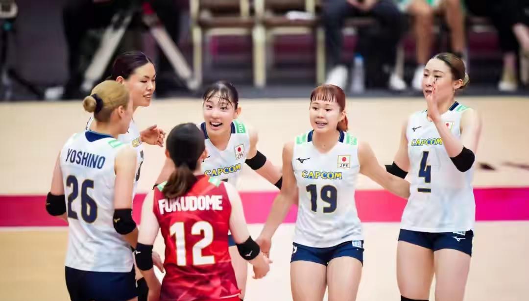 荷兰女排3-2战胜了卫冕冠军塞尔维亚队，率先晋级女排世锦赛的八强。可以说两支球队