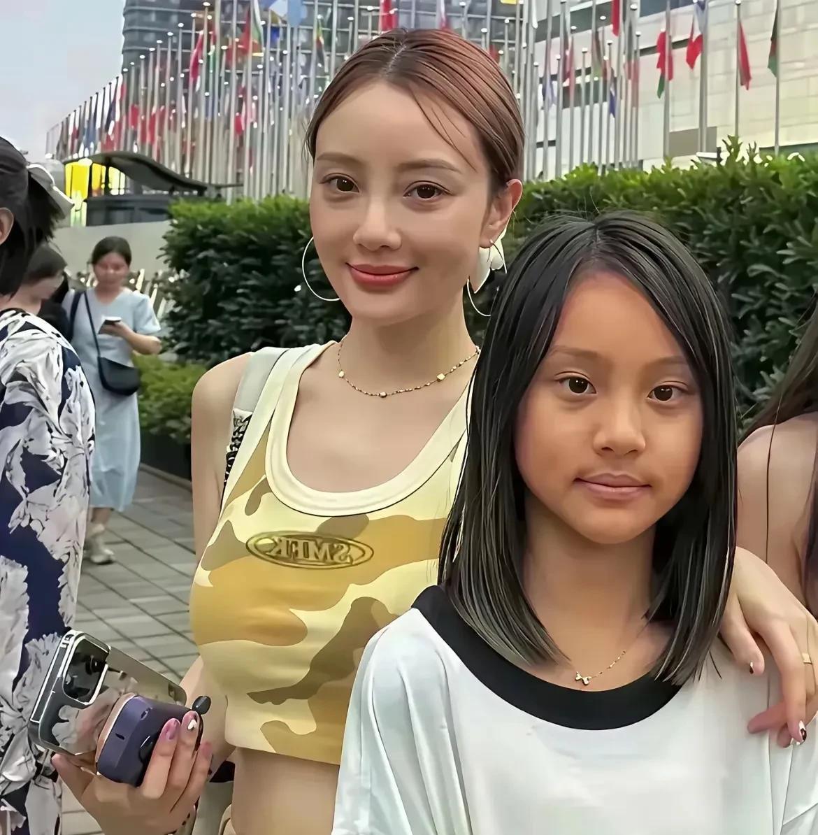 我一直觉得李小璐和贾乃亮长得挺有夫妻相，所以他们家孩子身上，一眼就能看出爸妈的影