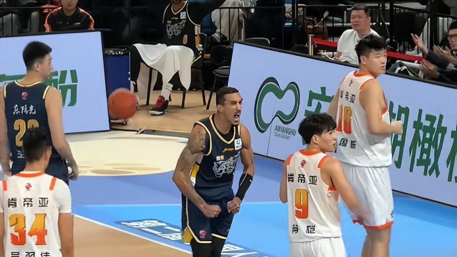 至于吗？一场普通杯赛差点干废广东2大将，粤迷：不是故意的真不信