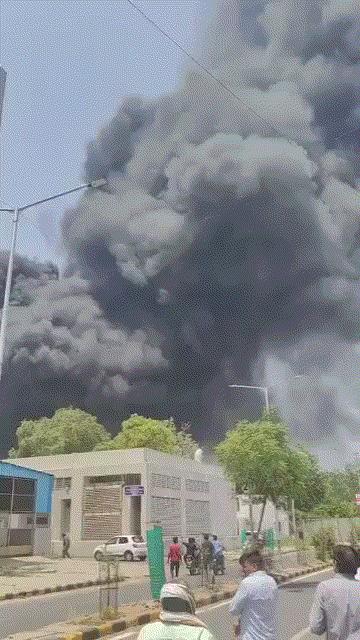 突发：印度客机坠毁，起飞几分钟后坠入民居，燃起大火，246人或已遇难
截至北京时
