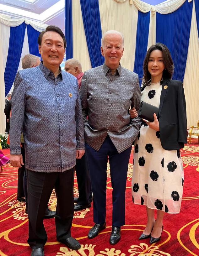 太尴尬了！尽管韩国在总统尹锡悦时期紧跟时任美国总统的拜登对俄罗斯采取了大量不友好