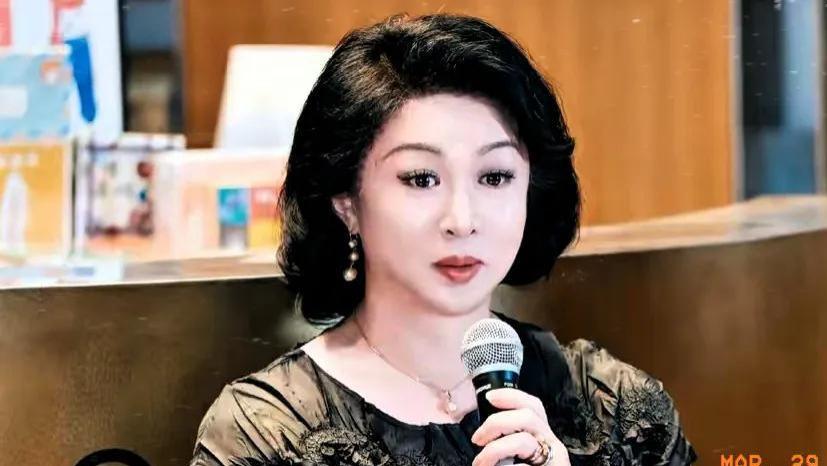 劲爆！金星巴黎街头“爷们脸”大揭秘，这些猛料藏不住了！