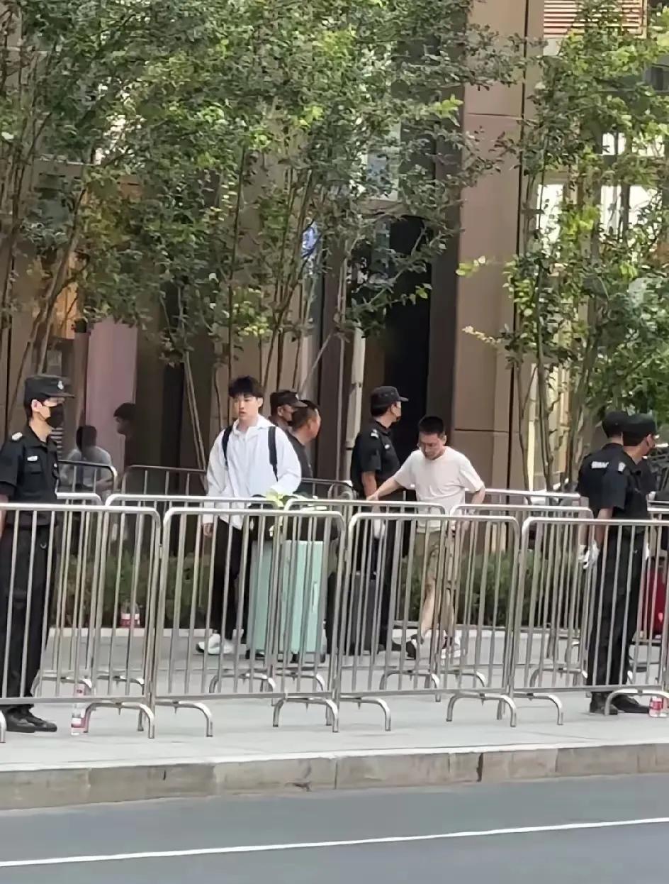 离乒超联赛还有两天了，山东魏桥的林昀儒黄友政已到河北雄安，林高远也带弟弟们出发雄