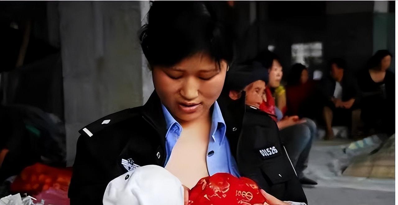 17年前，汶川女警见婴儿无奶吃，说：交给我吧。这一举动，不仅接连改变了9个婴儿的