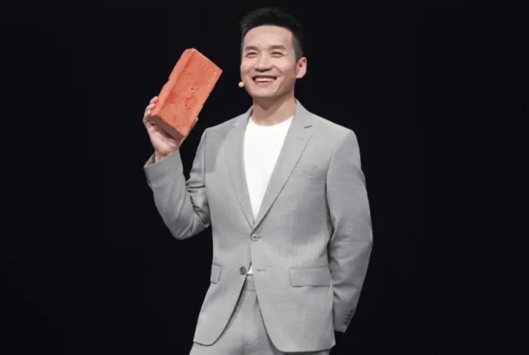 我总结，昨晚OPPO发布会，刘作虎贡献了两大名场面：一是扔砖头，强调OPPO不做